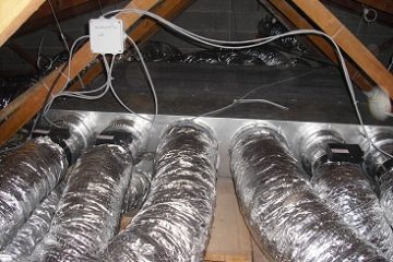 Unité intérieure en combles d'une installation de pompe à chaleur avec système gainable réversible